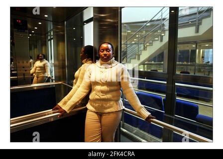 Nompilo Xaba, militant sud-africain du sida, dans la BBC 5 Live Studios à Londres.pic David Sandison 7/3/2005 Banque D'Images