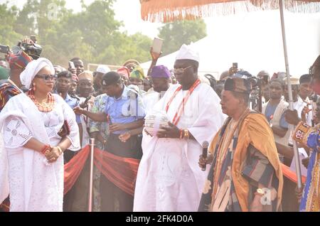 Otunba Gani Adams étant installé comme le 15 sont Ona Kankanfo de la terre de Yoruba par Alaafin d'Oyo, Oba Lamidi Adeyemi III, Oyo État Nigeria. Banque D'Images