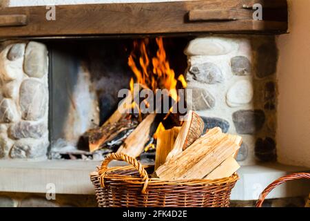 Incendie dans une cheminée rustique dans un refuge de montagne traditionnel Banque D'Images