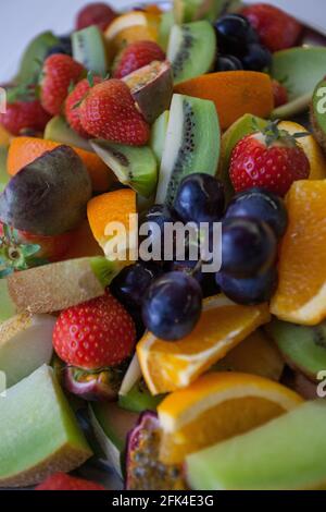 Salade de fruits frais, y compris fraises en tranches, bleuets, raisins, cantaloup, et melon de miel, pour les thèmes de la santé alimentaire, nutrition, fraîcheur. Photo de haute qualité Banque D'Images