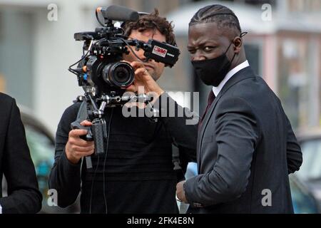 Le rappeur Pa Salieu (à droite) arrive au tribunal des magistrats du Coventry où il est accusé de deux chefs d'accusation de désordre violent, blessant avec intention et possession d'une arme offensive. Les accusations ont été portées par la police des West Midlands après une enquête sur le décès de Fidel Glasgow, âgé de 21 ans, à Coventry, en 2018. Date de la photo: Mercredi 28 avril 2021. Banque D'Images