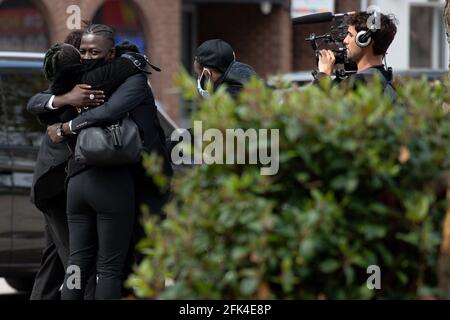 Le rappeur Pa Salieu (à gauche) arrive au tribunal des magistrats du Coventry où il est accusé de deux chefs d'accusation de désordre violent, blessant avec intention et possession d'une arme offensive. Les accusations ont été portées par la police des West Midlands après une enquête sur le décès de Fidel Glasgow, âgé de 21 ans, à Coventry, en 2018. Date de la photo: Mercredi 28 avril 2021. Banque D'Images