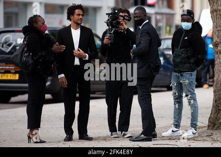 Le rappeur Pa Salieu (deuxième de droite) arrive au tribunal de juridiction où il est accusé de deux chefs d'accusation de désordre violent, blessant avec intention et possession d'une arme offensive. Les accusations ont été portées par la police des West Midlands après une enquête sur le décès de Fidel Glasgow, âgé de 21 ans, à Coventry, en 2018. Date de la photo: Mercredi 28 avril 2021. Banque D'Images