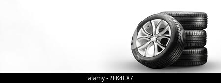 pneus d'été et roues-stack sur fond blanc, nouvelles roues de long espace de copie de disposition vierge. Banque D'Images