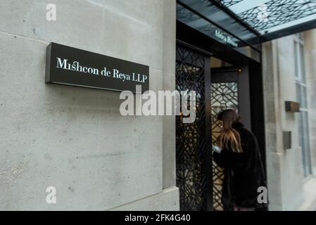 Londres, Royaume-Uni. 28 avril 2021. L'entrée à la Maison de l'Afrique sur Kingsway, le siège du cabinet d'avocats Mischon de Reya. Les partenaires de la société ont voté pour l'entrée en bourse de la société de 83 ans sur le marché boursier de Londres et la banque d'investissement JP Morgan a été nommée. Une évaluation de 750 millions de livres sterling en ferait le cabinet d'avocats le plus apprécié. La firme a représenté Diana Princes du pays de Galles lors de son divorce ainsi que lors de la contestation par la Cour suprême du Royaume-Uni de la décision du gouvernement de proroger le Parlement en 2020. Credit: Stephen Chung / Alamy Live News Banque D'Images