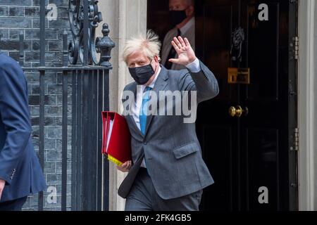 Londres, Royaume-Uni. 28 avril 2021. Le Premier ministre britannique, Boris Johnson, quitte le 10 Downing Street pour sa comparution hebdomadaire des questions du Premier ministre (QPM) à la Chambre des communes. Crédit : SOPA Images Limited/Alamy Live News
