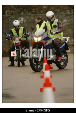 Alastair Weaver sur Blue Honda à l'école de conduite R.A.E. de Ham dans le sud-ouest de Londres, les élèves sont pris par une série de mannequins et de tests pour recevoir la moto C.B.T. de theire à l'école de conduite R.A.E. de Ham dans le sud-ouest de Londres.pic David Sandison 6/12/2003 Banque D'Images