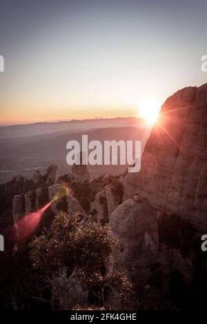 Coucher de soleil depuis le sommet d'une montagne de Montserrat chaîne de montagnes Banque D'Images