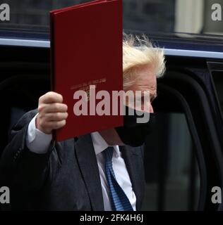 Londres, Angleterre, Royaume-Uni. 28 avril 2021. Le Premier ministre britannique BORIS JOHNSON revient au 10 Downing Street après la séance hebdomadaire de questions du Premier ministre à la Chambre des communes.Johnson est sous pression en raison de fuites de commentaires qu'il a fait lors de sa réunion à Downing Street en octobre dernier. Il aurait dit qu'il préférerait voir les « corps s'accumuler dans leurs milliers » plutôt que d'approuver un troisième verrouillage. Credit: Tayfun Salci/ZUMA Wire/Alay Live News Banque D'Images