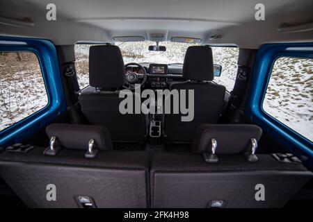 Moscou, Russie - 24 janvier 2020 : intérieur du mini SUV Suzuki Jimny. Vue rapprochée depuis le tronc de l'intérieur et sièges d'un vus compact de Suz Banque D'Images