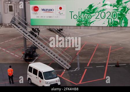 25 avril 2021, Tokyo, Japon : un panneau d'affichage des Jeux Olympiques de Tokyo 2020 vu à l'aéroport international Tokyo Haneda. (Image de crédit : © James Matsumoto/SOPA Images via ZUMA Wire) Banque D'Images