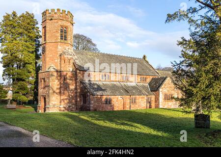 Église Sainte-Trinité construite en grès rouge à Wetheral, Cumbria, Royaume-Uni Banque D'Images