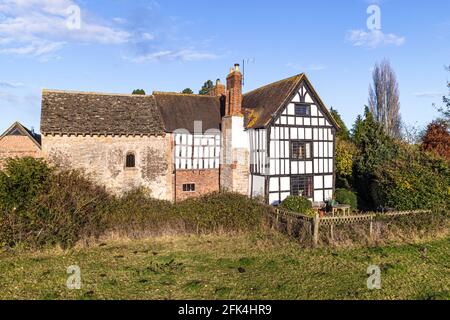 La moitié gauche de ce bâtiment est la chapelle d'Odda, l'une des églises saxonnes les plus complètes d'Angleterre, construite en 1056 par Earl Odda à Deerhurst Banque D'Images