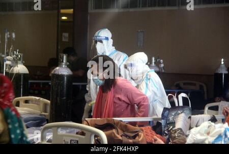 (210428) -- NEW DELHI, 28 avril 2021 (Xinhua) -- COVID-19 les patients sont admis à l'hôpital LNJP de New Delhi, Inde, 28 avril 2021. Le nombre de morts en Inde dû à la COVID-19 a dépassé le 200,000-Mark, atteignant 201,187 mercredi, a déclaré le ministère fédéral de la Santé. Jusqu'à 3,293 décès ont eu lieu au cours des 24 dernières heures, ce qui est le maximum pour un bilan quotidien de décès jusqu'à présent cette année. En outre, jusqu'à 360,960 nouveaux cas ont été enregistrés depuis mardi matin, ce qui représente un total de 17,997,267, selon les données publiées par le ministère fédéral de la Santé. C'est le jour le plus élevé Banque D'Images