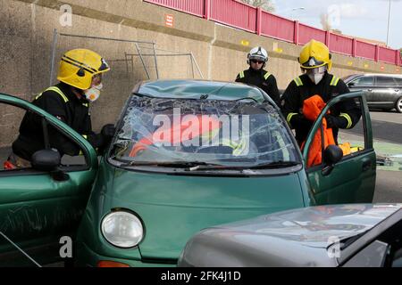 Ayr Fire Station.Ayr, Ayrshire, Écosse, Royaume-Uni, a retenu les services de pompiers de la formation Scottish Fire & Rescue pour sauver un conducteur d'une voiture. Un volontaire s'assoit dans la voiture, puis dans la pratique de sauvetage du pompier Banque D'Images