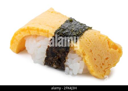 Sushi avec omelette isolée sur fond blanc, cuisine asiatique, cuisine japonaise traditionnelle Banque D'Images