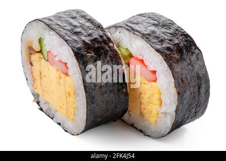 Petits pains à sushis avec omelette aux œufs et viande de crabe isolés sur fond blanc, cuisine asiatique, cuisine japonaise traditionnelle Banque D'Images