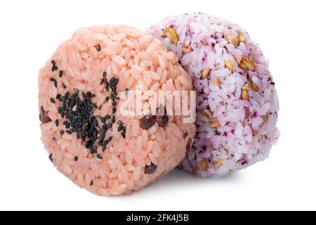 Deux boulettes de sushi onigiri triangulaires avec riz isolées sur fond blanc, cuisine asiatique, cuisine japonaise traditionnelle Banque D'Images