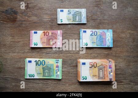 Divers billets en euros en 5, 10, 20, 50 et 100 Banque D'Images