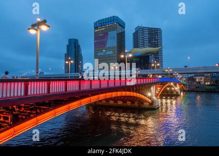 Tokyo, Japon, 15 juillet 2020 : scène nocturne du célèbre pont Azuma Bashi de Tokyo, Skytree, tour Asahi, rivière Sumida. Point fort unique du pont Banque D'Images