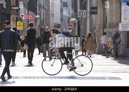 Amsterdam, pays-Bas. 28 avril 2021. Un homme passe à vélo par les consommateurs à pied dans la rue commerçante Kalverstraat, dans le centre d'Amsterdam, au milieu de la pandémie du coronavirus, le 28 avril 2021 à Amsterdam, pays-Bas. Le gouvernement néerlandais prend aujourd'hui un pas important pour relâcher le blocage du coronavirus, après six mois de fermeture des terrasses et des magasins rouvrent mais ferment à 6 h à travers le pays. (Photo de Paulo Amorim/Sipa USA) Credit: SIPA USA/Alay Live News Banque D'Images