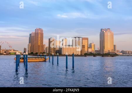 Magnifique paysage d'architecture du célèbre quartier moderne de Toyosu Tokyo, Japon avec la rivière Sumida, toile de fond de voyage Banque D'Images