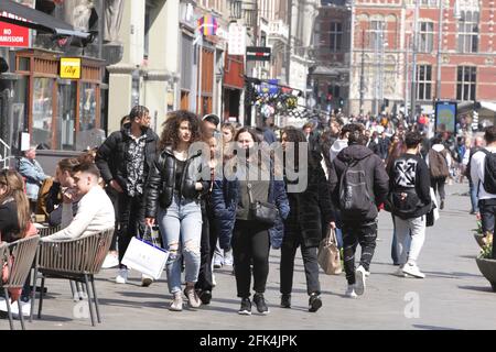 Amsterdam, pays-Bas. 28 avril 2021. Les membres du public s'assoient sur la terrasse et se promeuchent sur l'avenue Damrak, au centre d'Amsterdam, au milieu de la pandémie du coronavirus, le 28 avril 2021 à Amsterdam, pays-Bas. Le gouvernement néerlandais prend aujourd'hui un pas important pour relâcher le blocage du coronavirus, après six mois de fermeture des terrasses et des magasins rouvrent mais ferment à 6 h à travers le pays. (Photo de Paulo Amorim/Sipa USA) Credit: SIPA USA/Alay Live News Banque D'Images