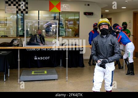 Le Jockey Frankie Dettori quitte la salle de pesée devant les piquets de Sagaro de Longines à l'hippodrome d'Ascot. Date de la photo: Mercredi 28 avril 2021. Banque D'Images