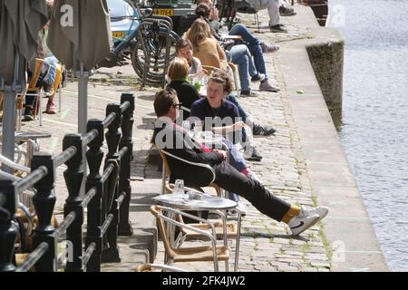 Amsterdam, pays-Bas. 28 avril 2021. Les membres du public peuvent profiter sur la terrasse d'un restaurant au canal de Leliegracht, dans le centre d'Amsterdam, au milieu de la pandémie du coronavirus, le 28 avril 2021 à Amsterdam, pays-Bas. Le gouvernement néerlandais prend aujourd'hui un pas important pour relâcher le blocage du coronavirus, après six mois de fermeture des terrasses et des magasins rouvrent mais ferment à 6 h à travers le pays. (Photo de Paulo Amorim/Sipa USA) Credit: SIPA USA/Alay Live News Banque D'Images