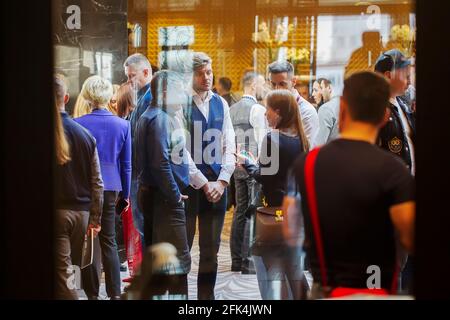 26 septembre 2019. Bélarus. Minsk. Le forum est public. Un grand nombre de personnes dans la pièce derrière la vitre d'exposition. Banque D'Images