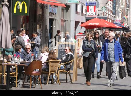 Amsterdam, pays-Bas. 28 avril 2021. Les membres du public s'assoient sur la terrasse et se promeuchent sur l'avenue Damrak, au centre d'Amsterdam, au milieu de la pandémie du coronavirus, le 28 avril 2021 à Amsterdam, pays-Bas. Le gouvernement néerlandais prend aujourd'hui un pas important pour relâcher le blocage du coronavirus, après six mois de fermeture des terrasses et des magasins rouvrent mais ferment à 6 h à travers le pays. (Photo de Paulo Amorim/Sipa USA) Credit: SIPA USA/Alay Live News Banque D'Images