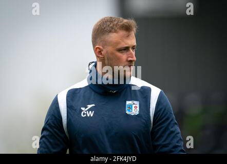 Nailsworth, Royaume-Uni. 27 avril 2021. Barrow Physio Chris Wilding pré-match lors de la Sky Bet League 2, match à huis clos entre Forest Green Rovers et Barrow à la New Lawn, Nailsworth, Angleterre, le 27 avril 2021. Photo d'Andy Rowland. Crédit : Prime Media Images/Alamy Live News Banque D'Images