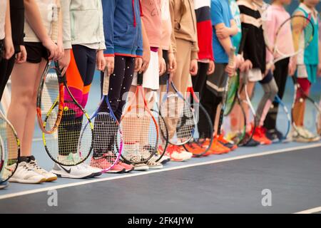 01 avril 2021. Biélorussie, la ville de Gomil. Concours pour enfants au grand tennis. Un groupe d'enfants se tient sur un court de tennis avec des raquettes de tennis. Banque D'Images