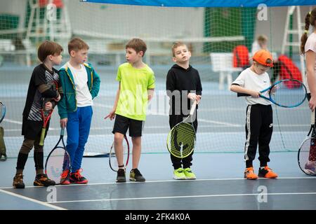 01 avril 2021. Biélorussie, la ville de Gomil. Concours pour enfants au grand tennis. Un groupe d'enfants se tient sur un court de tennis avec des raquettes de tennis. Banque D'Images