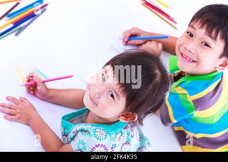 Asiatique (thaïlandais) frère et sœur regardant la caméra et souriant. Concepts de créativité et d'éducation, renforcer l'imagination o Banque D'Images