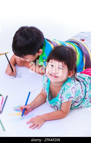 Asiatique (thaïlandais) frère heureux, sœur regardant l'appareil photo et souriant, sur fond blanc. Les concepts de créativité et d'éducation, renforcer l'imag Banque D'Images