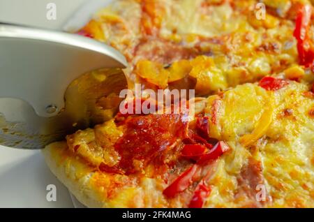 Base de pizza surcuite avec sauce tomate, mozzarella et cheddar fumé, poivrons, chorizo et salami, cuisine italienne Banque D'Images