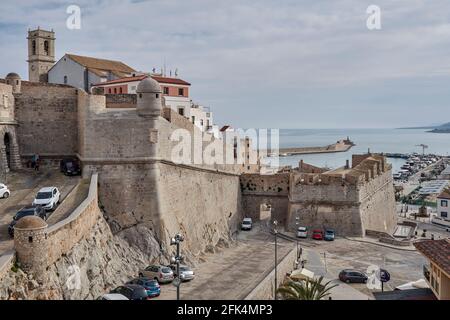 Le Castillo Palacio de Peñíscola ou le Château del Papa Luna est situé dans la plus haute zone de la roche dans une ville déclarée la plus belle en Espagne. Banque D'Images