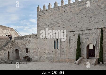 Le Castillo Palacio de Peñíscola ou Castillo del Papa Luna est situé dans la plus haute zone de la roche dans une ville déclarée la plus belle en Espagne. Banque D'Images