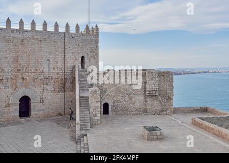 Le Castillo Palacio de Peñíscola ou Castillo del Papa Luna est situé dans la plus haute zone de la roche dans une ville déclarée la plus belle en Espagne. Banque D'Images