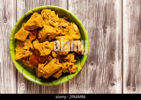 Plat de curry de fruit de Jack dans un plat sur table en bois Banque D'Images