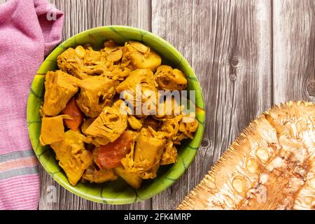 Plat de curry de fruits de jack dans un plat avec fruits de jack crus sur une table en bois Banque D'Images