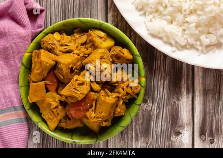 Plat de curry de fruits de jack dans un plat avec riz sur table en bois Banque D'Images