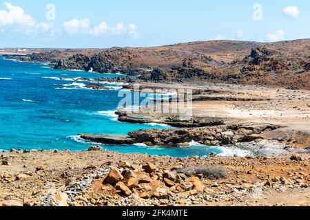 La vue incroyable sur les plages turquoise d'Aruba à l'est. Le rivage rocheux contraste avec l'océan Banque D'Images