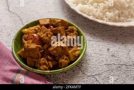 Le curry de fruits au cric dans un plat avec du riz sur du blanc arrière-plan Banque D'Images