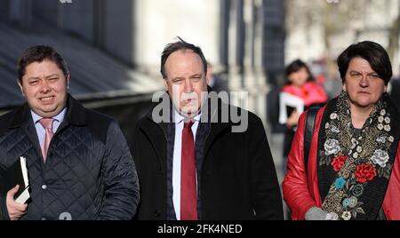 Le PIC montre: Westminster Arlene Foster, leader du DUP à droite et Nigel Dodds du DUP vu à Whitehall après avoir rencontré le PM Theresa May aujourd'hui image Banque D'Images