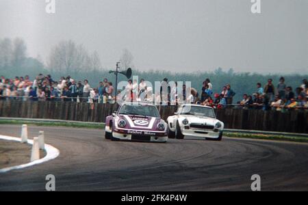 La Porsche 911 Carrera RSR de John Cooper et Nick Faure dépasse un MGB GTV8 dans la première course Silverstone 6 heures Groupe 5, 1976. Banque D'Images