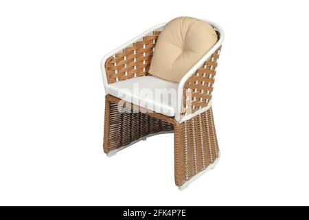 Chaise extérieure en rotin tissée isolée sur fond blanc Banque D'Images