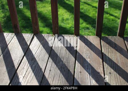 Soleil du matin, ombres portées sur une terrasse bien exposée Banque D'Images