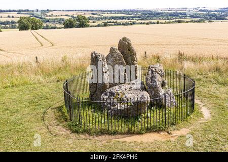 The Rollright Stones, Warwickshire UK - ce portail de la chambre funéraire de dolmen date probablement de c. DariBC et est connu aujourd'hui sous le nom de Whispering Knights. Banque D'Images